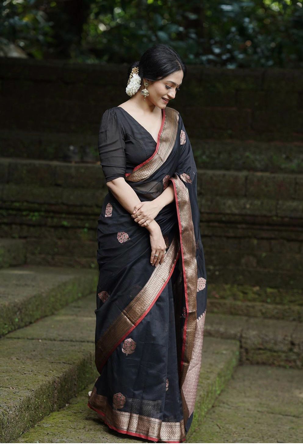 Banarasi Soft Silk Saree with Traditional Jacquard & Gold Zari Weaving – Wedding & Festive Wear