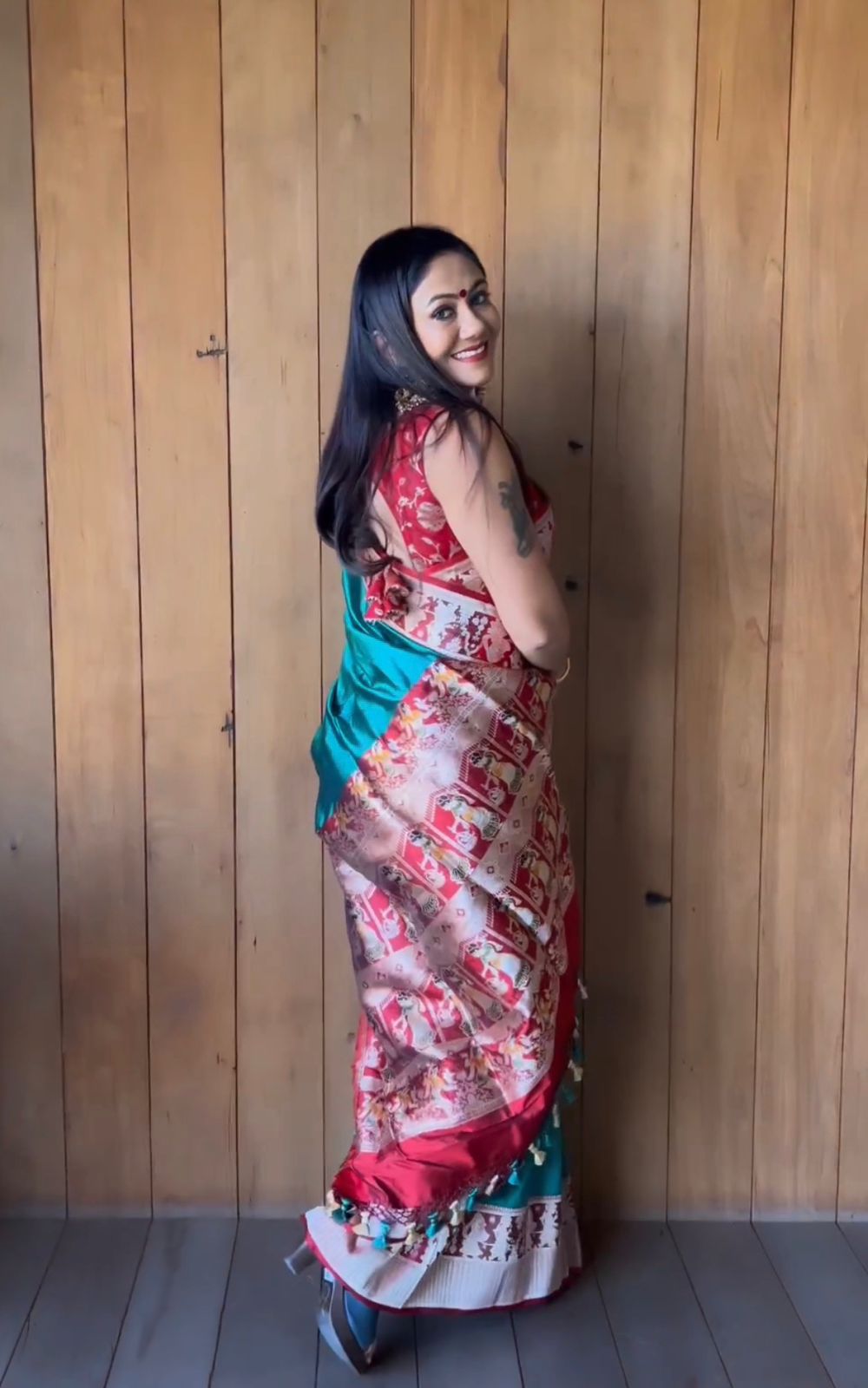 Banarasi saree with jacquard weave & zari motifs