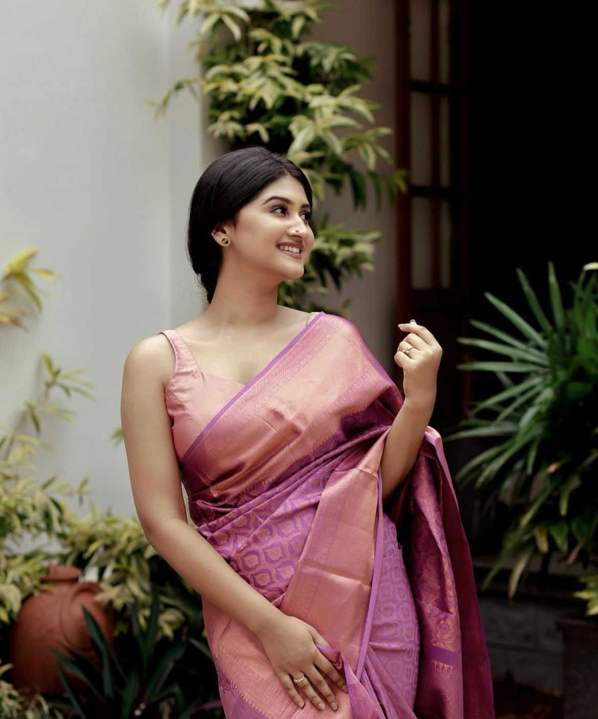 Elegant Banarasi Soft Silk Saree – Golden Luster (626gm)