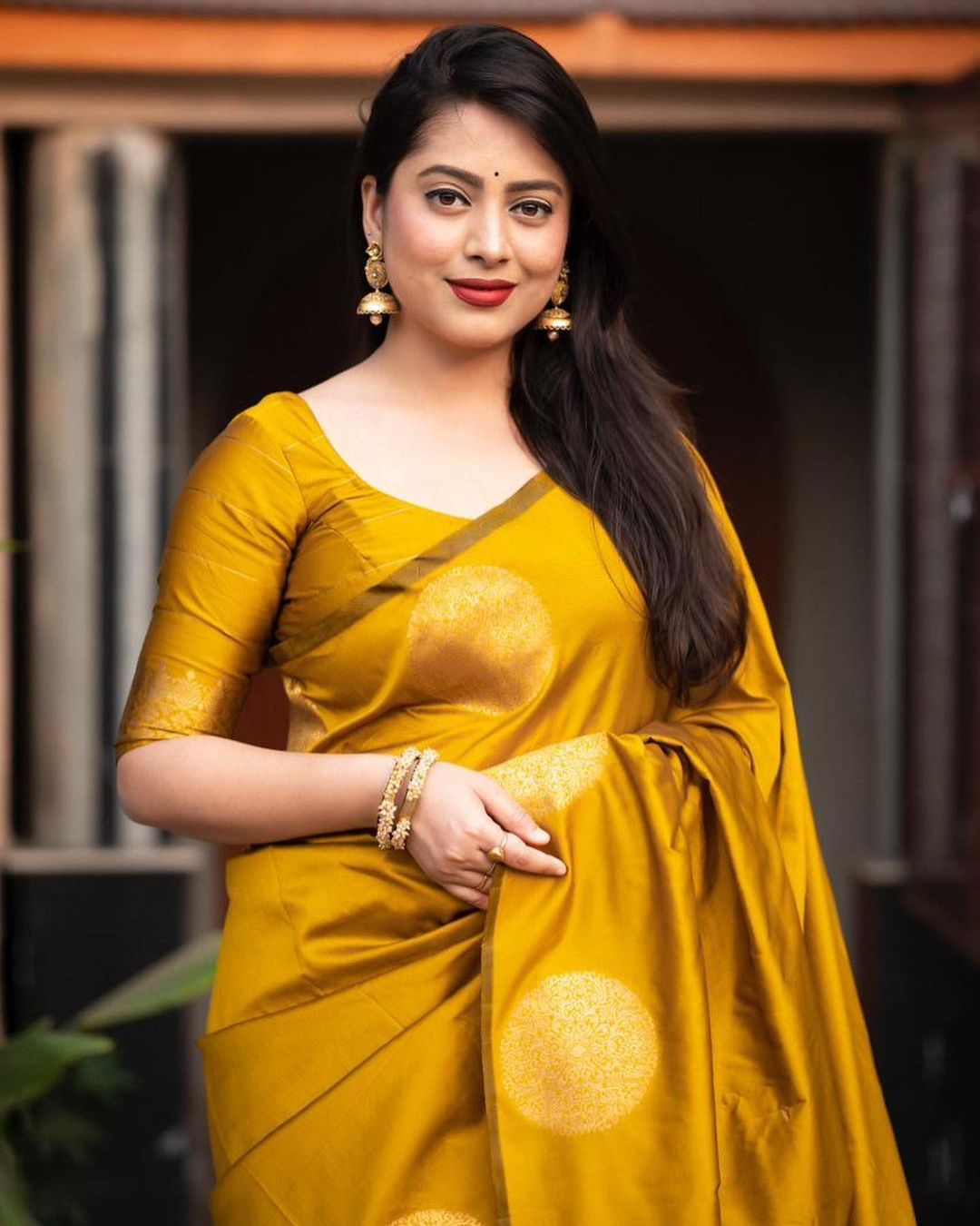 Banarasi Soft Silk Saree with Gold Zari Weaving – Luxurious Traditional Saree