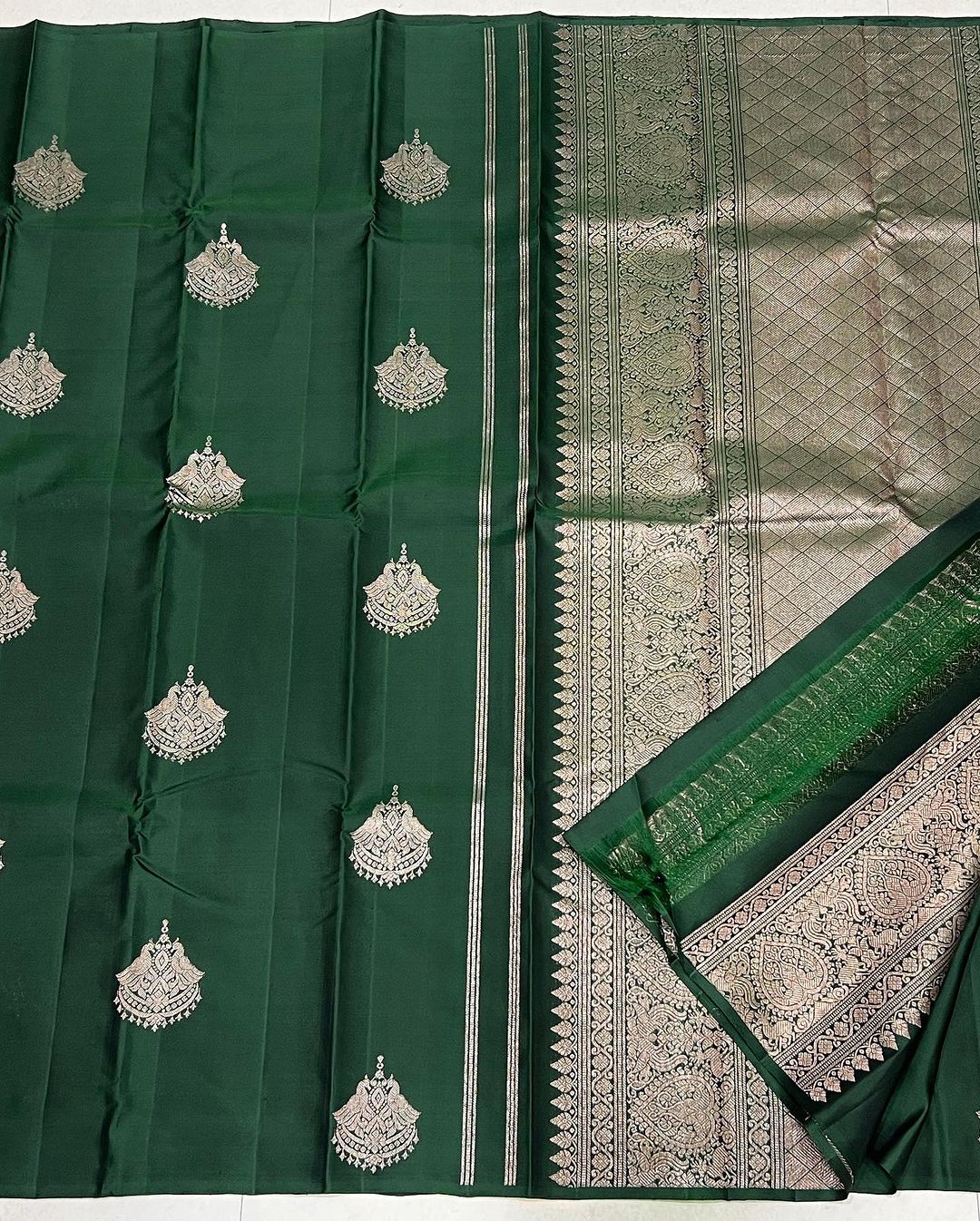 Banarasi Soft Silk Saree – Minimalistic Elegance Saree