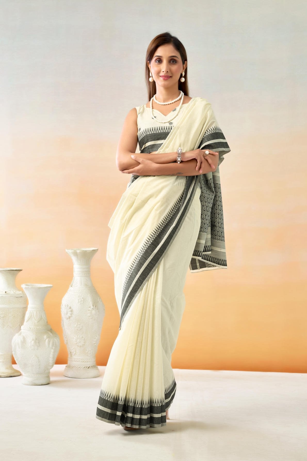 Pure Spun Cotton Saree, Handloom Style Weave, Temple Weave Border, Temple Weave Pallu, Running Blouse, Allover Weave Buttis, Cotton Saree, Traditional Indian Wear, Breathable Fabric, Ethnic Fashion, Comfortable Saree, Summer Wear, Women's Clothing.