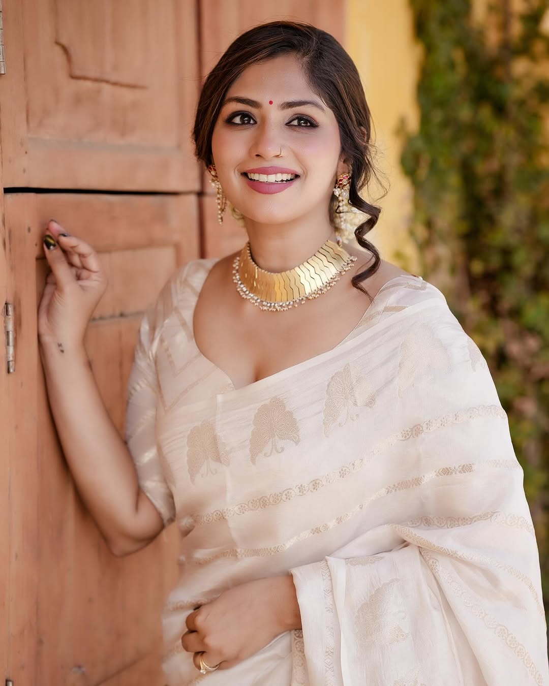 Radiant Aura Banarasi Soft Silk Saree with Gold Zari Weaving – Colour 1
