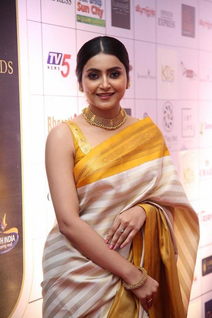 Graceful Aura Banarasi Soft Silk Saree with Gold Zari