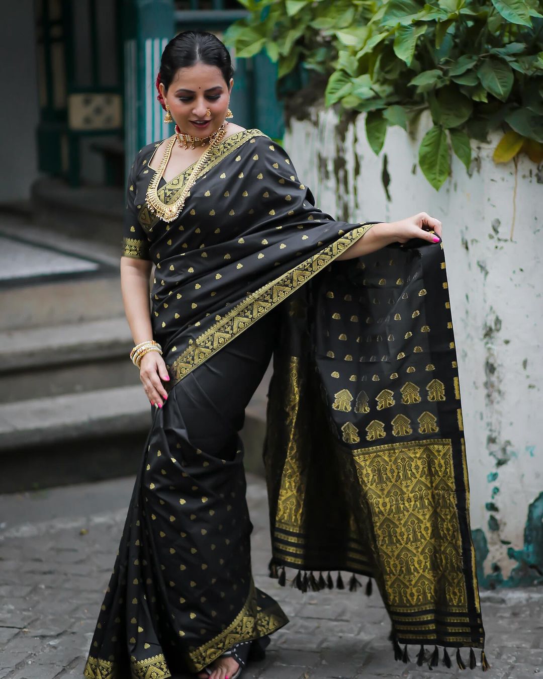 Majestic Aura Banarasi Soft Silk Saree with Gold Zari Weaving – Colour 1