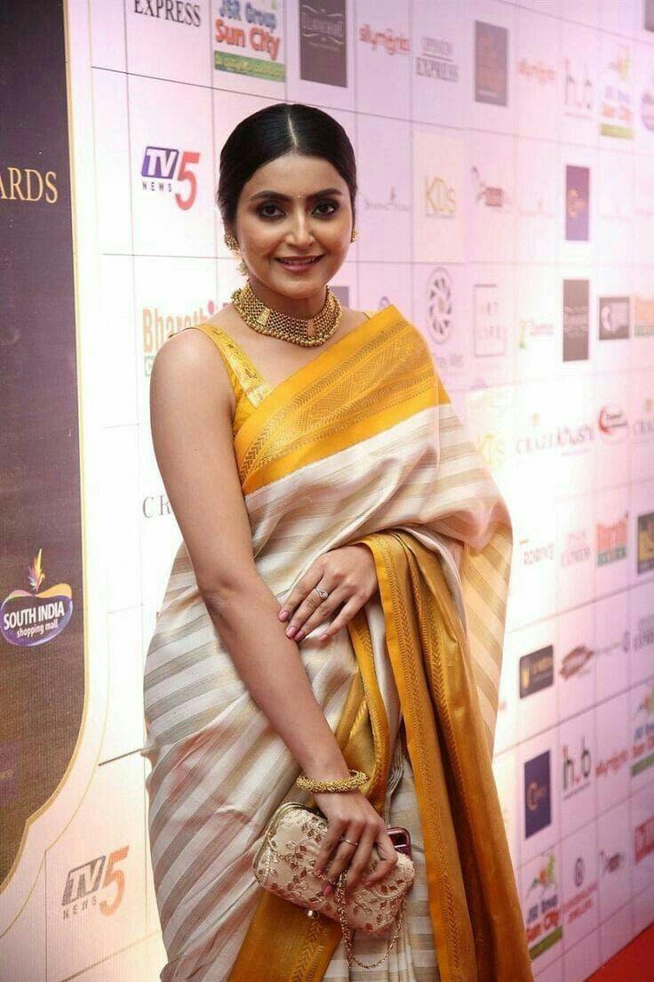 Graceful Aura Banarasi Soft Silk Saree with Gold Zari