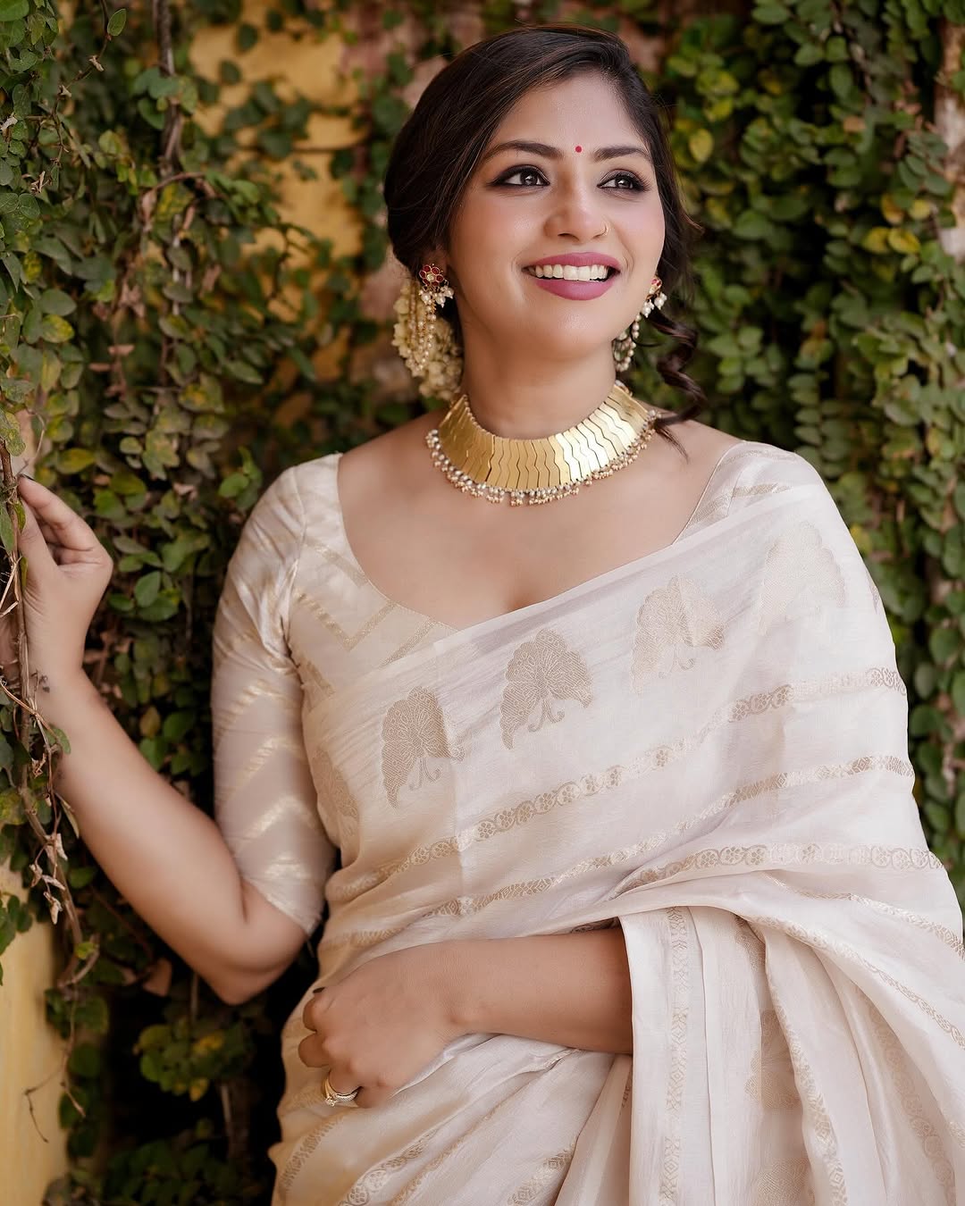 Radiant Aura Banarasi Soft Silk Saree with Gold Zari Weaving – Colour 1