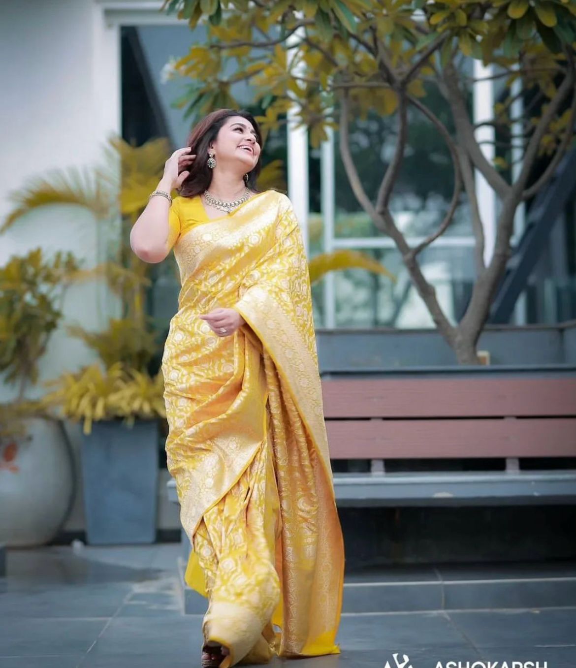 Banarasi Soft Silk Saree – Traditional Gold Zari Weaving, 605GM