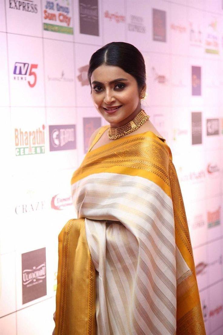 Graceful Aura Banarasi Soft Silk Saree with Gold Zari