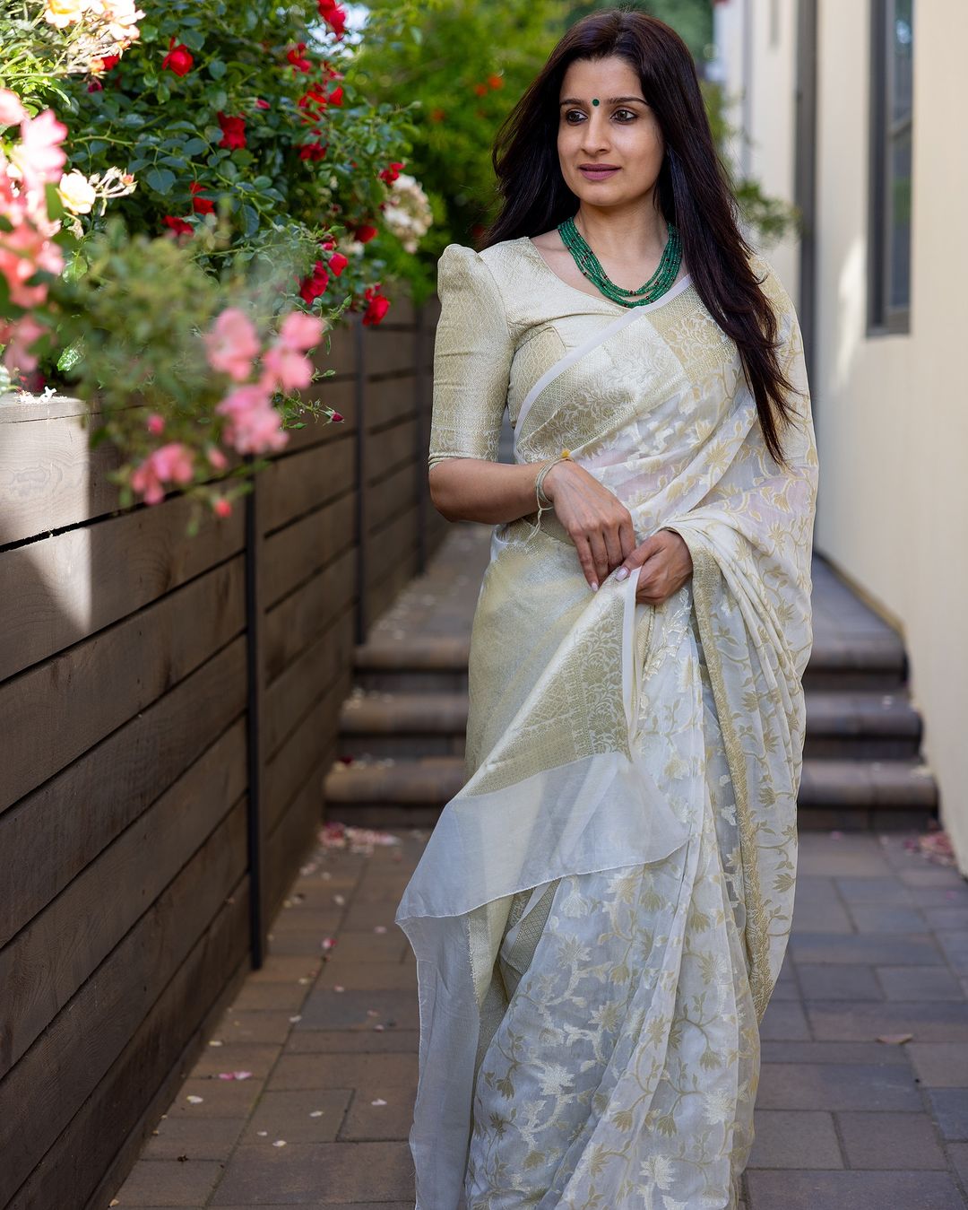 Majestic Banarasi Soft Silk Saree with Handwoven Detailing and Classic Pallu – Colour 1