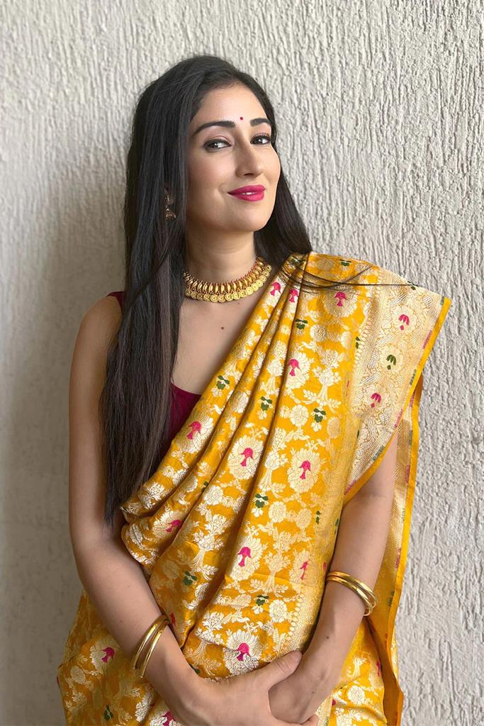 Elegant Banarasi Silk Saree with Intricate Color Detailing