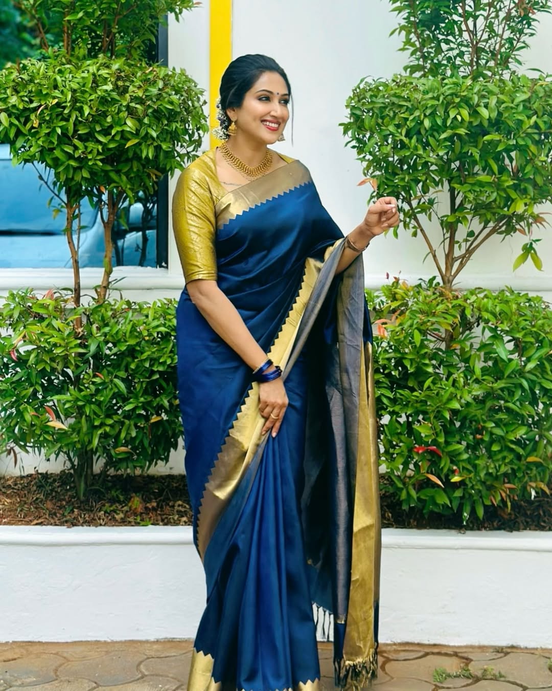 Golden Aura Banarasi Soft Silk Saree Gold Zari
