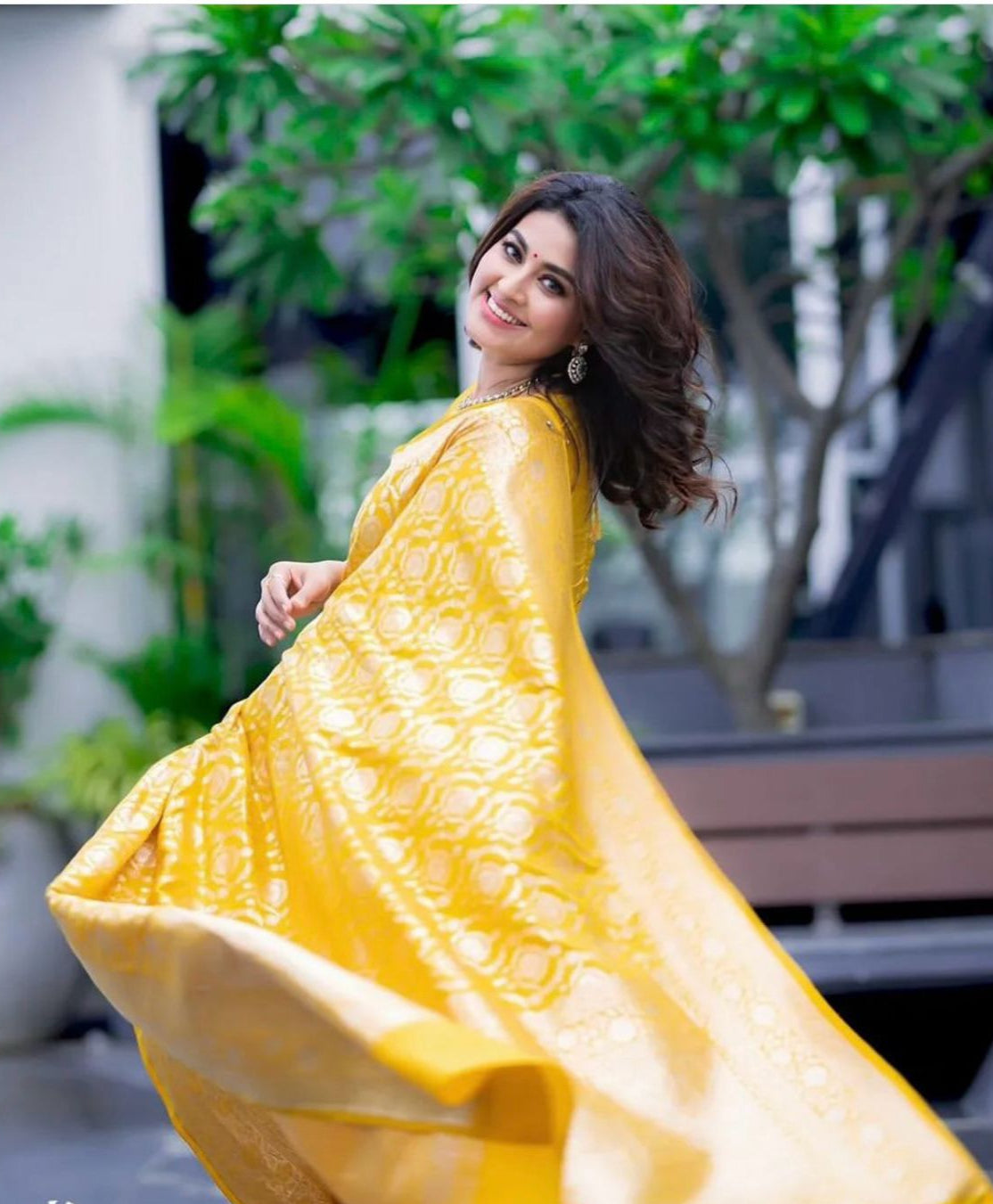 Banarasi Soft Silk Saree – Traditional Gold Zari Weaving, 605GM
