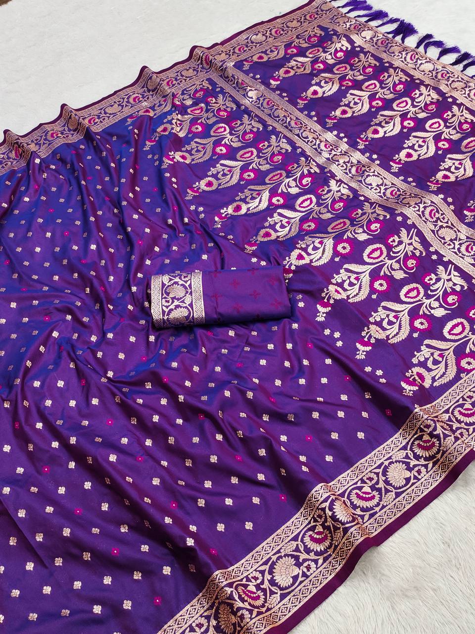 Soft Banarasi Silk Saree, Zari Weaving, Meenakari Touchup Design, Rich Pallu, Meenakari Woven Border, Tassels Attached, Soft Silk Weaving Blouse Piece, Sleeve Border, Premium Quality Saree, Indian Ethnic Wear, Traditional Banarasi, Festive Saree, Wedding Attire, Women's Fashion.