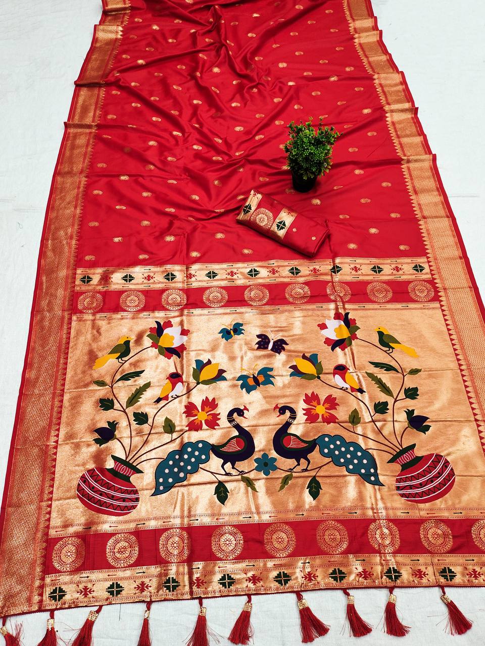 Pethani Silk Saree, Golden Zari Motifs, Meenakari Woven Pallu, Peacock Design, Traditional Contrast Kadiyal Border, Rich Tassels, Silk Weaving Blouse Piece, Sleeve Border, Indian Ethnic Wear, Premium Quality Saree, Handloom Silk, Festive Saree, Wedding Attire, Designer Pethani.