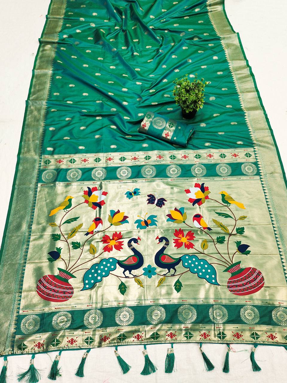 Pethani Silk Saree, Golden Zari Motifs, Meenakari Woven Pallu, Peacock Design, Traditional Contrast Kadiyal Border, Rich Tassels, Silk Weaving Blouse Piece, Sleeve Border, Indian Ethnic Wear, Premium Quality Saree, Handloom Silk, Festive Saree, Wedding Attire, Designer Pethani.