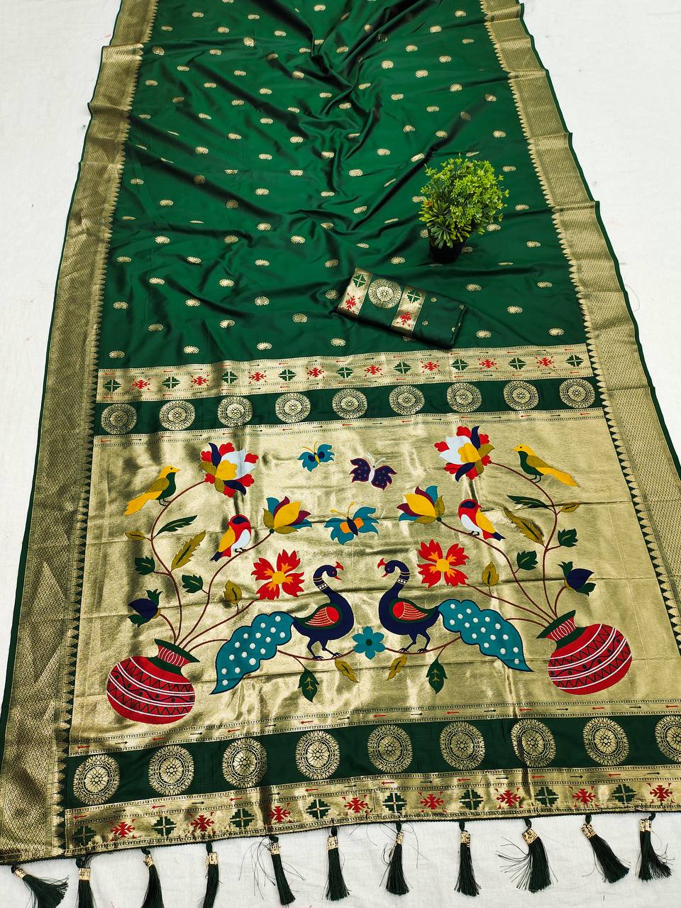 Pethani Silk Saree, Golden Zari Motifs, Meenakari Woven Pallu, Peacock Design, Traditional Contrast Kadiyal Border, Rich Tassels, Silk Weaving Blouse Piece, Sleeve Border, Indian Ethnic Wear, Premium Quality Saree, Handloom Silk, Festive Saree, Wedding Attire, Designer Pethani.