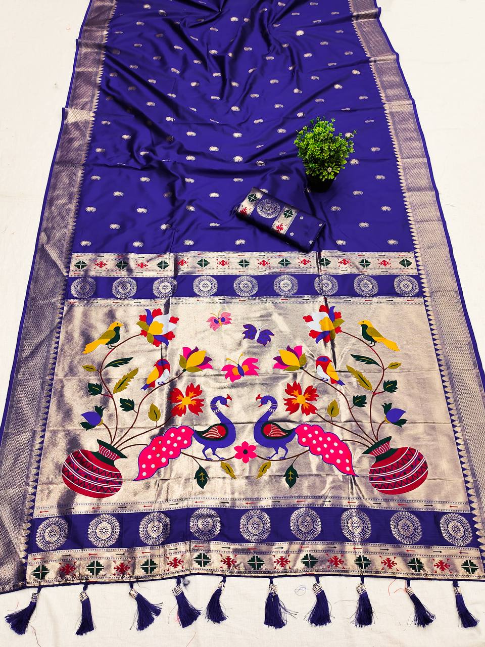 Pethani Silk Saree, Golden Zari Motifs, Meenakari Woven Pallu, Peacock Design, Traditional Contrast Kadiyal Border, Rich Tassels, Silk Weaving Blouse Piece, Sleeve Border, Indian Ethnic Wear, Premium Quality Saree, Handloom Silk, Festive Saree, Wedding Attire, Designer Pethani.
